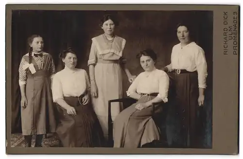 Fotografie Richard Dick, Ulm, Promenade 3, Vier bürgerliche Damen mit jungem Mädchen