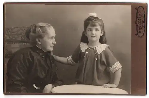 Fotografie Wilh. B. Ebert, Marburg i. H., Bahnhofstr. 17, Ältere Dame und Mädchen in hübscher Kleidung