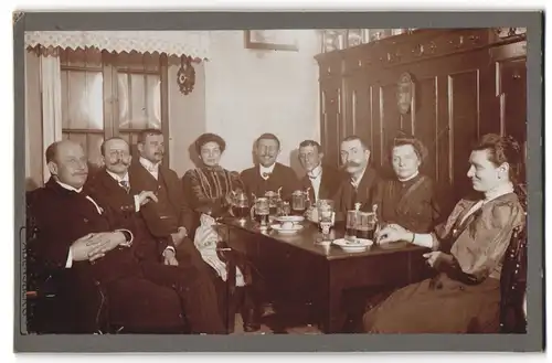 Fotografie Paul Hähnel, Abensberg i. Bayern, Bürgerliche Herrschaften bei Bier am Tisch