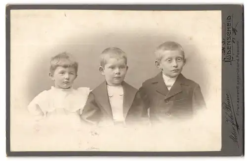 Fotografie J. Beine, Lüdenscheid, Altenaerstr. 8, Zwei jungen und Mädchen in modischer Kleidung