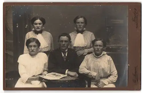 Fotografie Th. Jensen, Flensburg, Norderhofenden 15, Junger Mann mit vier jungen Damen in zeitgenössischer Kleidung