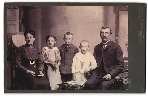Fotografie F. Flarup, Flensburg, Grossestr. 75, Bürgerliches Paar mit drei Kindern