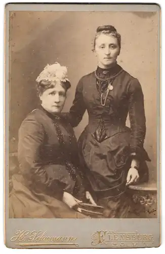 Fotografie H. Schumann, Flensburg, Holm 1, Bürgerliche Dame und junge Frau in hübschen Kleidern