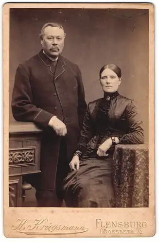 Fotografie H. Kriegsmann, Flensburg, Grossestr. 75, Bürgerliches Paar in modischer Kleidung