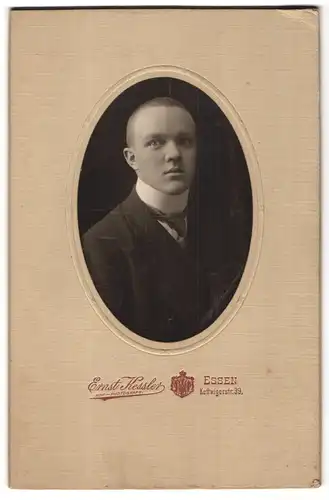 Fotografie Ernst Kessler, Essen, Kettwigerstr. 39, Junger Herr im Anzug mit Krawatte