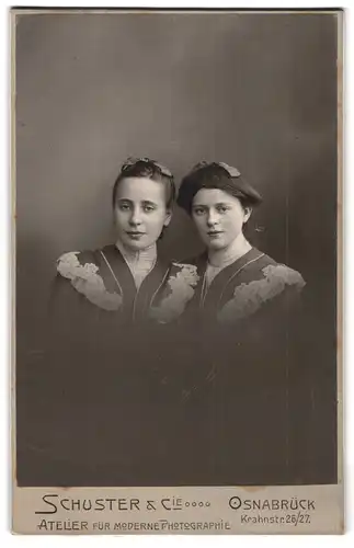 Fotografie Schuster & Cie, Osnabrück, Krahnstr. 26-27, Zwei junge Damen in hübschen Kleidern