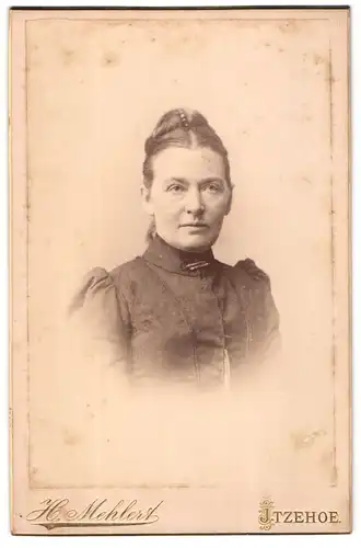 Fotografie H. Mehlert, Itzehoe, Breitestr. 25, Bürgerliche Dame mit Hochsteckfrisur