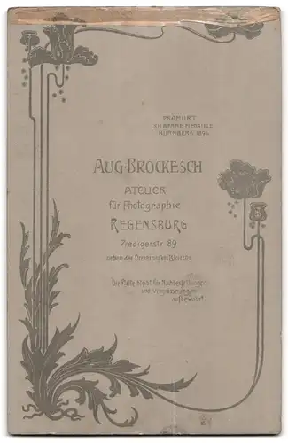 Fotografie Aug. Brockesch, Regensburg, Predigerstr. 89, Junger Herr im Anzug mit Krawatte