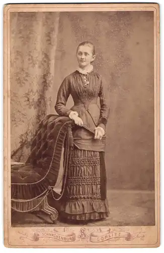 Fotografie A. Schnackenburg, Görlitz, Steinstr. 14, Hübsch gekleidete Dame mit Medaillon