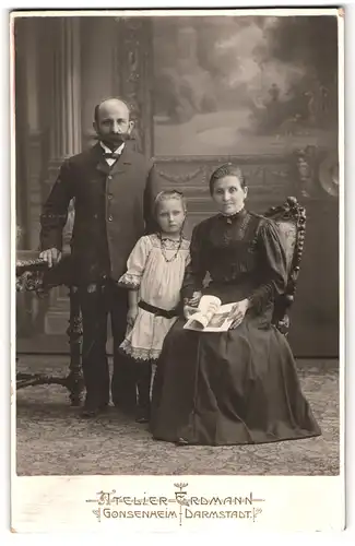 Fotografie Atelier Erdmann, Darmstadt, Bürgerliches Paar mit kleiner Tochter