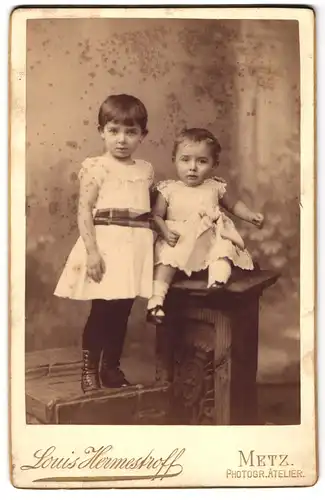 Fotografie Louis Hermestroff, Metz, Kleines Mädchen mit einem Kleinkind