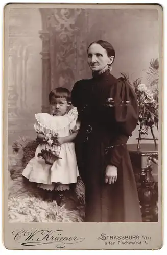 Fotografie C. W. Krämer, Strassburg i /Els., Alter Fischmarkt 5, Ältere Dame im Kleid mit kleinem Kind