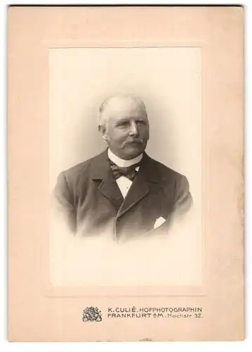 Fotografie K. Culié, Frankfurt a. M., Hochstr. 32, Älterer Herr im Anzug mit Schnauzbart