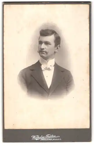 Fotografie Wilhelm Trüten, Ingolstadt, Milchstr. 5, Eleganter Herr mit Moustache