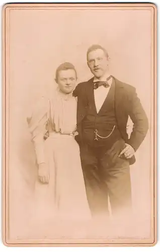 Fotografie unbekannter Fotograf und Ort, Bürgerliches Paar in modischer Kleidung