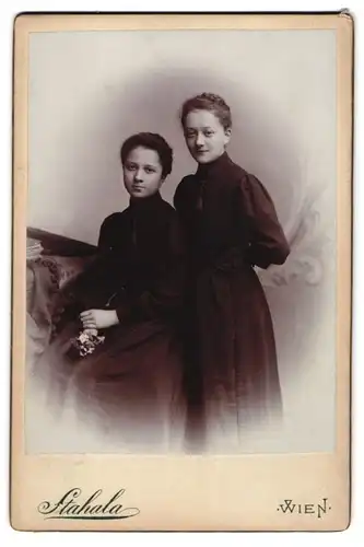 Fotografie Stahala, Wien-Josefstadt, Langegasse 46, Zwei junge Damen in schwarzen Kleidern