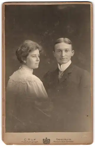 Fotografie C. Ruf, Darmstadt, Riedeselstr. 37, Junges Paar in hübscher Kleidung
