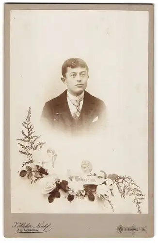 Fotografie Jos. Huber Nachf., Weissenburg i. Els., Junger Herr im Anzug mit Krawatte