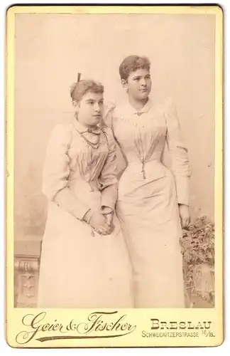 Fotografie Geier & Fischer, Breslau, Schweidnitzerstr. 16-18, Zwei junge Damen in modischen Kleidern
