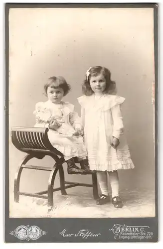 Fotografie Max Steffeur, Berlin-C., Rosenthaler-Str. 72 a, Zwei kleine Mädchen in weissen Kleidern mit Puppe