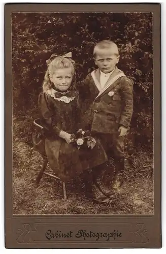 Fotografie unbekannter Fotograf und Ort, Kinderpaar in modischer Kleidung