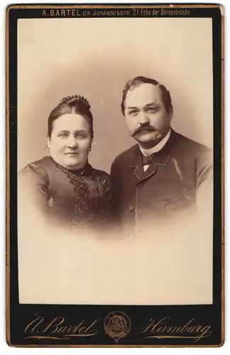 Fotografie A. Bartel, Hamburg, Gr. Johannisstr. 21, Bürgerliches Paar in hübscher Kleidung