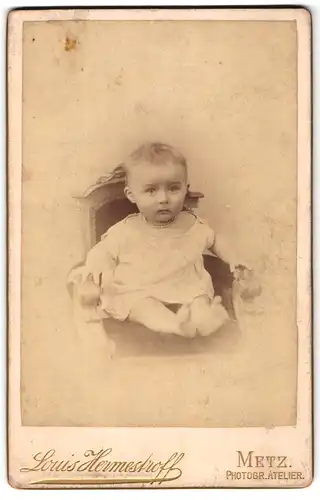 Fotografie Louis Hermestroff, Metz, Süsses Kleinkind im Hemd mit nackigen Füssen