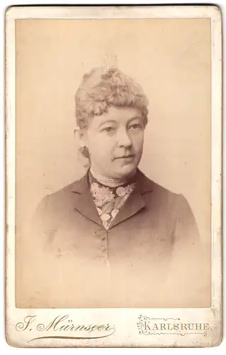 Fotografie J. Mürnseer, Karlsruhe, Bürgerliche Dame mit Perlenkette