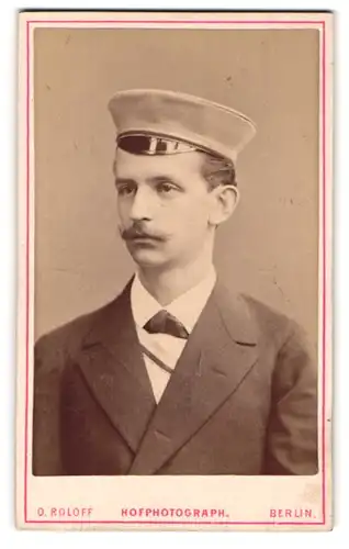 Fotografie O. Roloff, Berlin, Student B. Wirhmann im Anzug mit Couleur und Schirmmütze, 1880