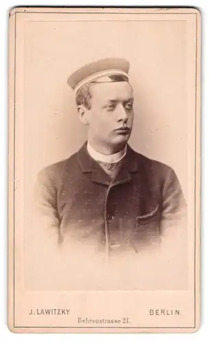 Fotografie J. Lawitzky, Berlin, Behrenstr. 21, Student G. Hansmann im Anzug mit Schirmmütze, 1887