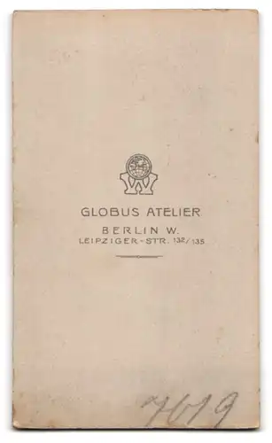 Fotografie Globus Atelier, Berlin, Leipzigerstr. 132 /135, Student im Anzug mit Mantel und Schirmmütze