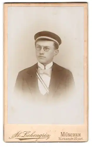 Fotografie Atelier Lohengrin, München, Türkenstr. 20, junger Student im Anzug mit Couleur und Schirmmütze
