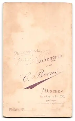Fotografie Atelier Lohengrin, München, Türkenstr. 20, junger Student im Anzug mit Couleur und Schirmmütze