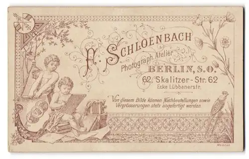 Fotografie F. Schloenbach, Berlin, Skalitzer-Str. 62, Kinder mit Plattenkamera und Wappenschild