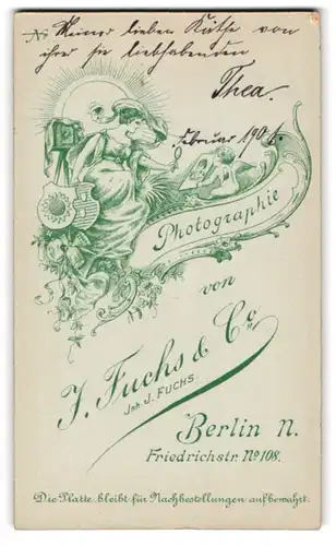 Fotografie J. Fuchs & Co., Berlin, Friedrichstr. 108, Frau mit Plattenkamera betrachtet eine Fotografie mit Lupe, Putto