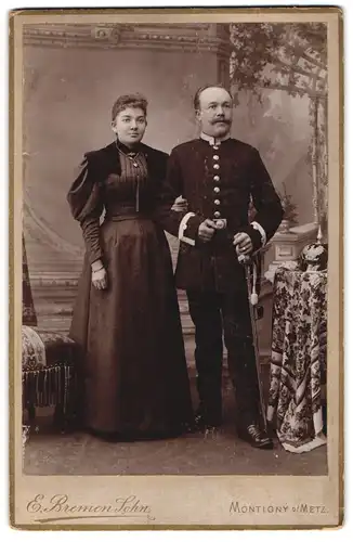 Fotografie E. Bremer Sohn, Montigny, Uffz in uniform Mit Säbel und Pickelhaube nebst seiner Frau