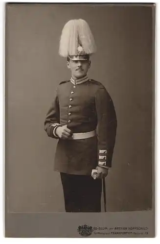 Fotografie Ed. Blum, Frankfurt a. M., Kaiserstr. 73, junger Soldat in Gardeuniform mit Pickehaube Rosshaarbusch