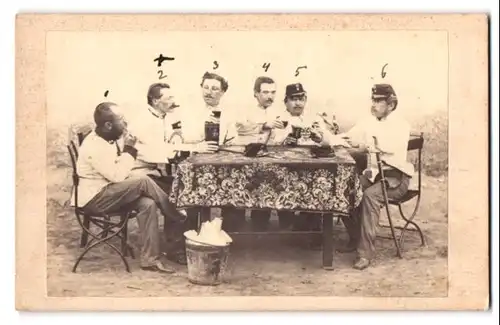 Fotografie unbekannter Fotograf und Ort, Portrait K. K. Soldaten in Uniform beim Umtrunk an einem Tisch sitzend