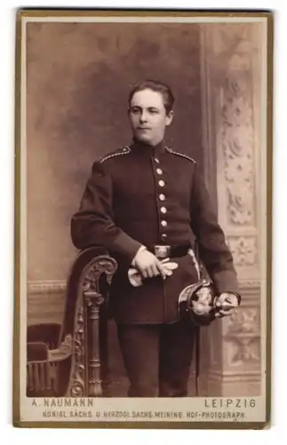 Fotografie A. Naumann, Leipzig, Einjährig-Freiwilliger Soldat Richard Günther in Uniform mit Pickelhaube, 1884