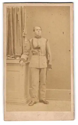 Fotografie unbekannter Fotograf und Ort, junger K. K. Soldat in Uniform mit Schützenschnur udn Säbel
