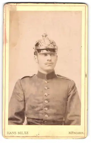Fotografie Hans Miltz, München, Portrait junger Soldat in Uniform mit Pickelhaube