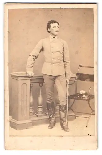 Fotografie unbekannter Fotograf und Ort, junger K. K. Soldat in Uniform mit Säbel