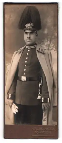 Fotografie F. Jantsch, Berlin, Portrait Soldat in Gardeuniform mit Pickelhaube Rosshaarbusch