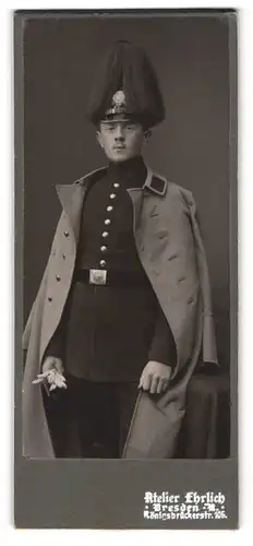 Fotografie Ateleir Ehrlich, Dresden, Königsbrückerstr. 105, sächsischer Soldat in Unfiorm mit Pickelhaube Rosshaarbusch