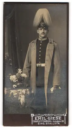 Fotografie Emil Giese, Berlin, Portrait junger Soldat in Gardeuniform mit Pickelhaube Rosshaarbusch