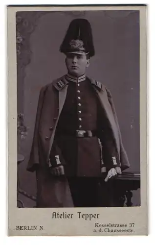 Fotografie Atelier Tepper, Berlin, Kesselstr. 37, junger Soldat in Gardeuniform mit Pickelhaube Rosshaarbusch, Mantel