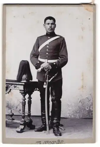 Fotografie Theodor Glogner, Montigny, junger Soldat in Uniform mit Pickelhaube Rosshaarbusch und Säbel
