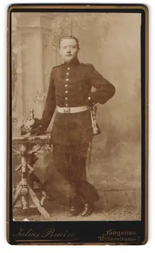 Fotografie Julius Bruere, Hagenau, Ritterstr. 7, junger Soldat in Uniform mit Artillerie Pickelhaube und Bajonett