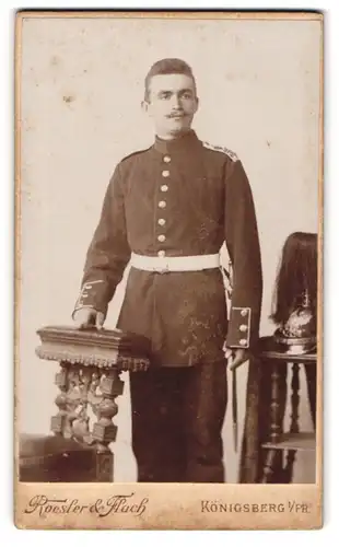 Fotografie Roesler & Flach, Königsberg i. Pr., Soldat in Uniform mit Pickelhaube und Rosshaarbusch