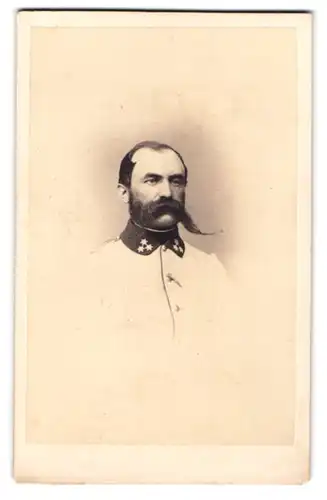 Fotografie Emil Rabending, Wien, K. K. Soldat mit drei Sternen in Uniform, Moustache